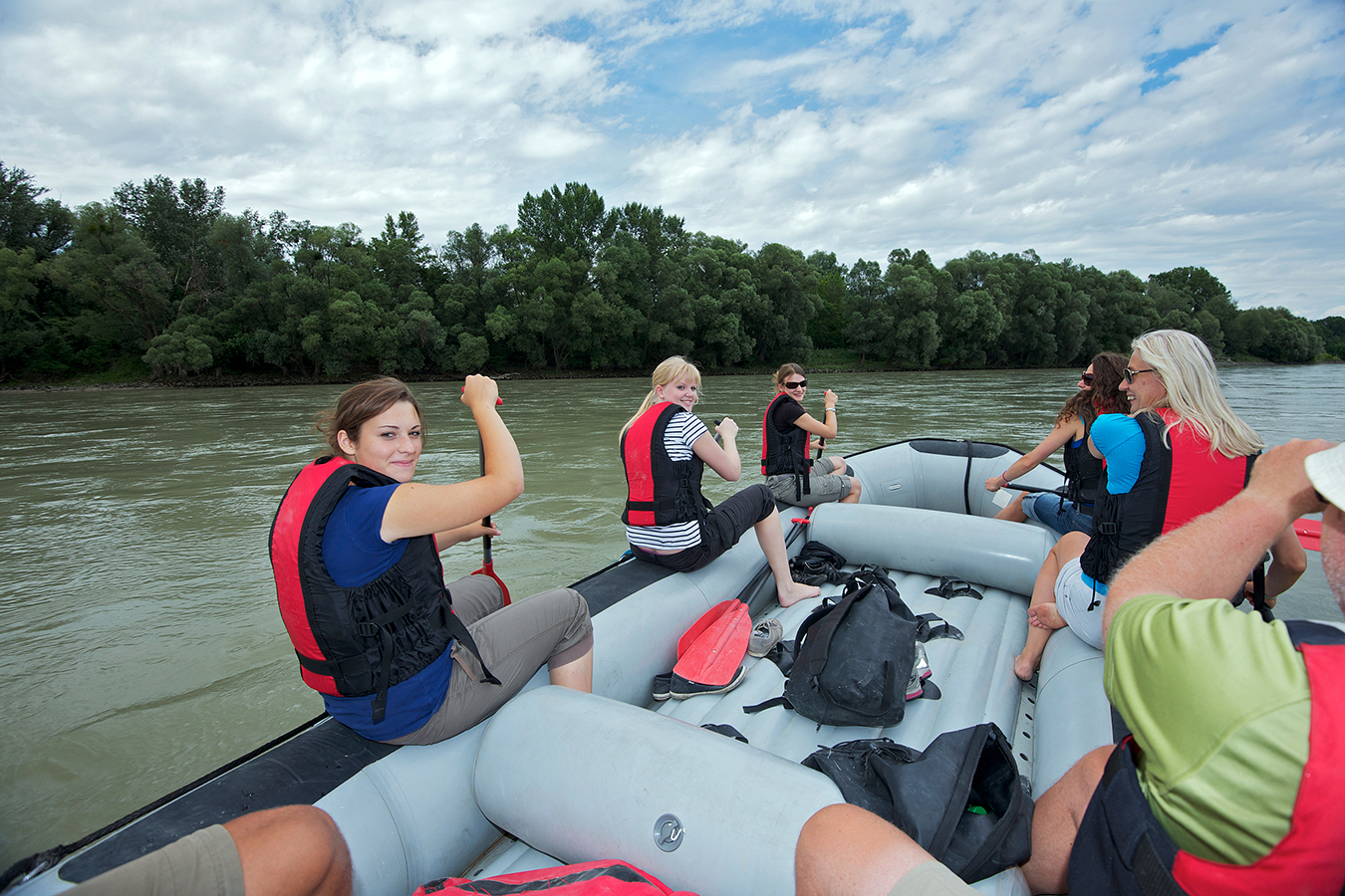 Nationalpark-Donau-Auen-Gruppen-Fluss-Berg-Auwald,-Kovacs.jpg